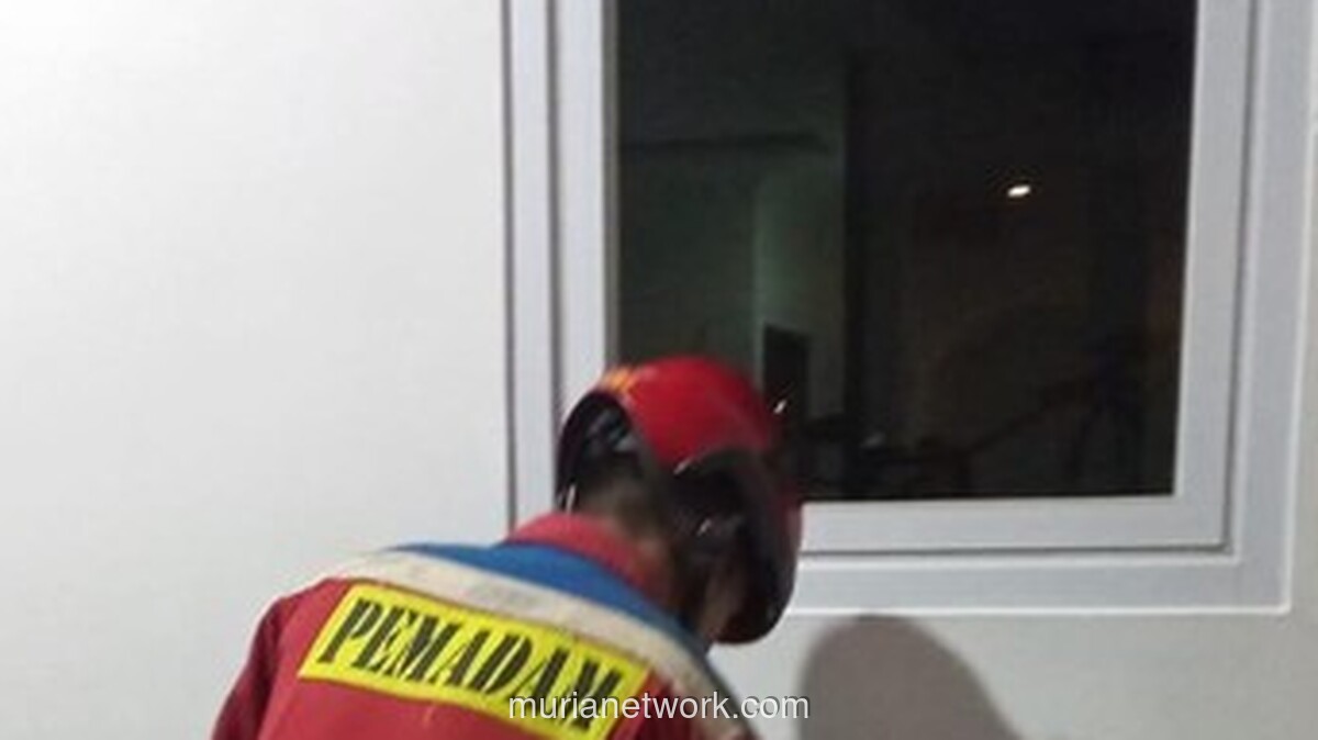 Damkar Turun Tangan Bongkar Jendela untuk Evakuasi Ayah Lansia Terkunci di Dalam Rumah