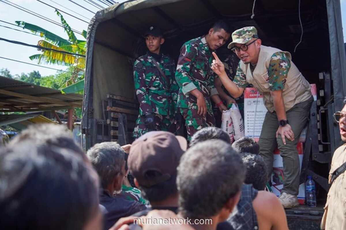 Dahnil Anzar Salurkan Bantuan Prabowo untuk Korban Banjir Aceh Tamiang