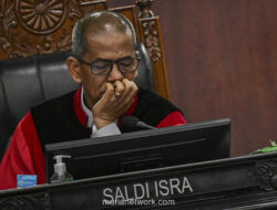 Hakim Konstitusi Saldi Isra Sentil Pernyataan BNPB Soal Bencana di Sidang MK