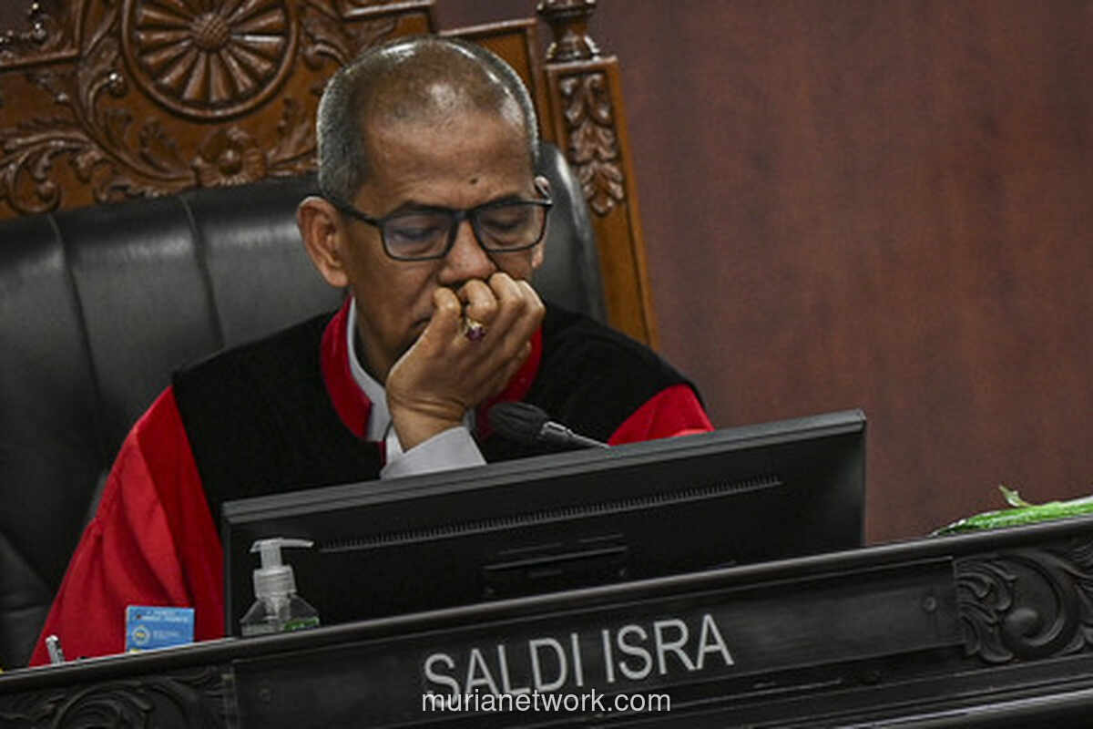 Hakim Konstitusi Saldi Isra Sentil Pernyataan BNPB Soal Bencana di Sidang MK