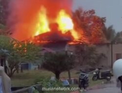 Geram Narkoba, Ibu-Ibu Tabuyung Bakar Rumah Diduga Markas Bandar