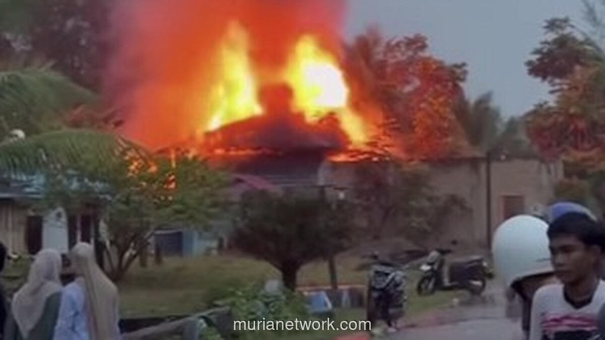 Geram Narkoba, Ibu-Ibu Tabuyung Bakar Rumah Diduga Markas Bandar