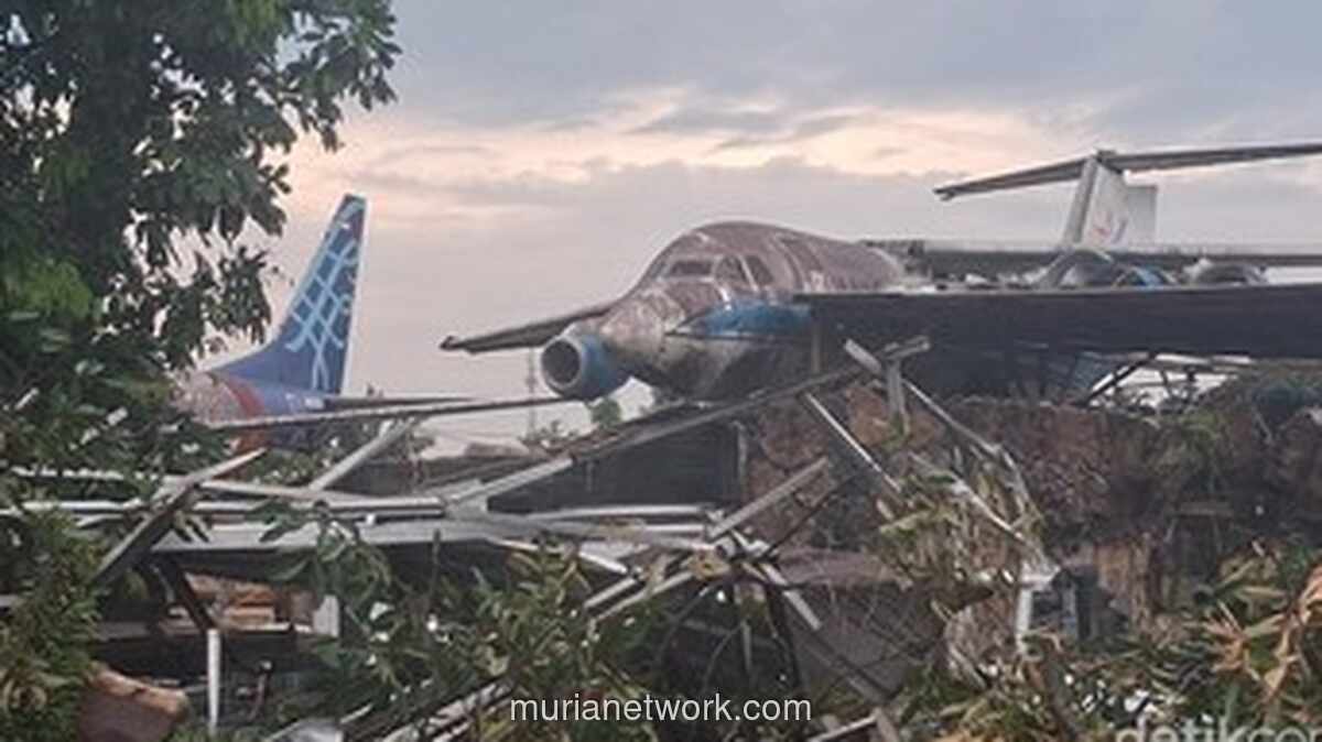 Sayap Pesawat Bekas Terbang Diterbangkan Puting Beliung, Hantam Rumah Warga Bogor