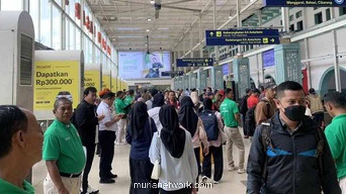 Gelombang Mudik Nataru Meledak, Stasiun Jakarta Dipadati 34 Ribu Penumpang