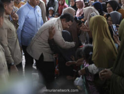 Prabowo Peluk Pengungsi dan Usap Keringat Bocah Korban Banjir Langkat