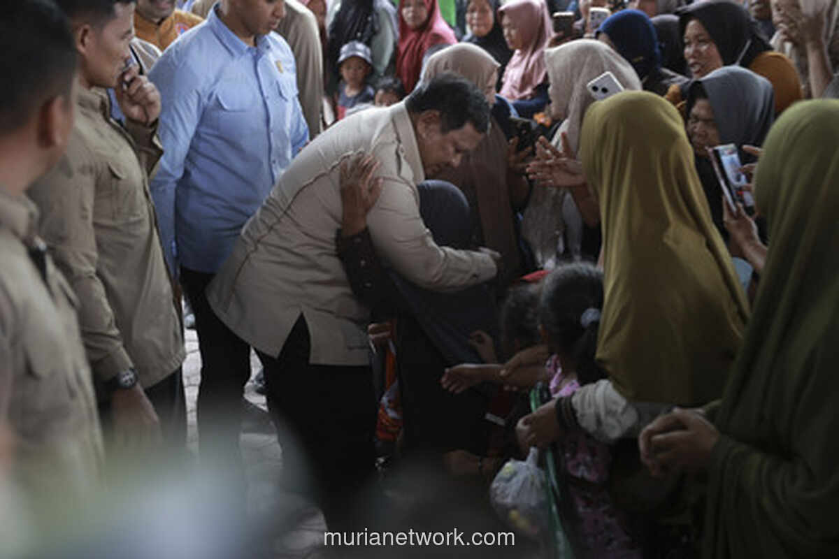 Prabowo Peluk Pengungsi dan Usap Keringat Bocah Korban Banjir Langkat