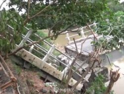 Jembatan Nganjuk Ambruk Lagi, Dua Pengendara Tercebur ke Sungai