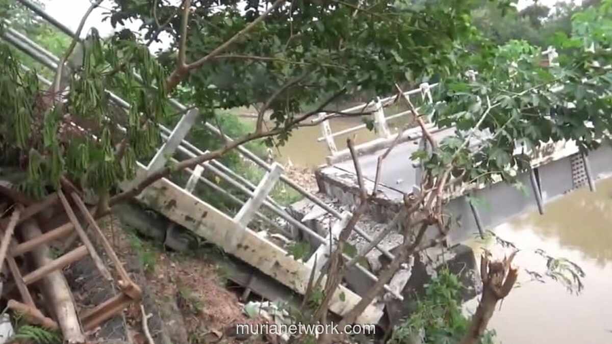 Jembatan Nganjuk Ambruk Lagi, Dua Pengendara Tercebur ke Sungai