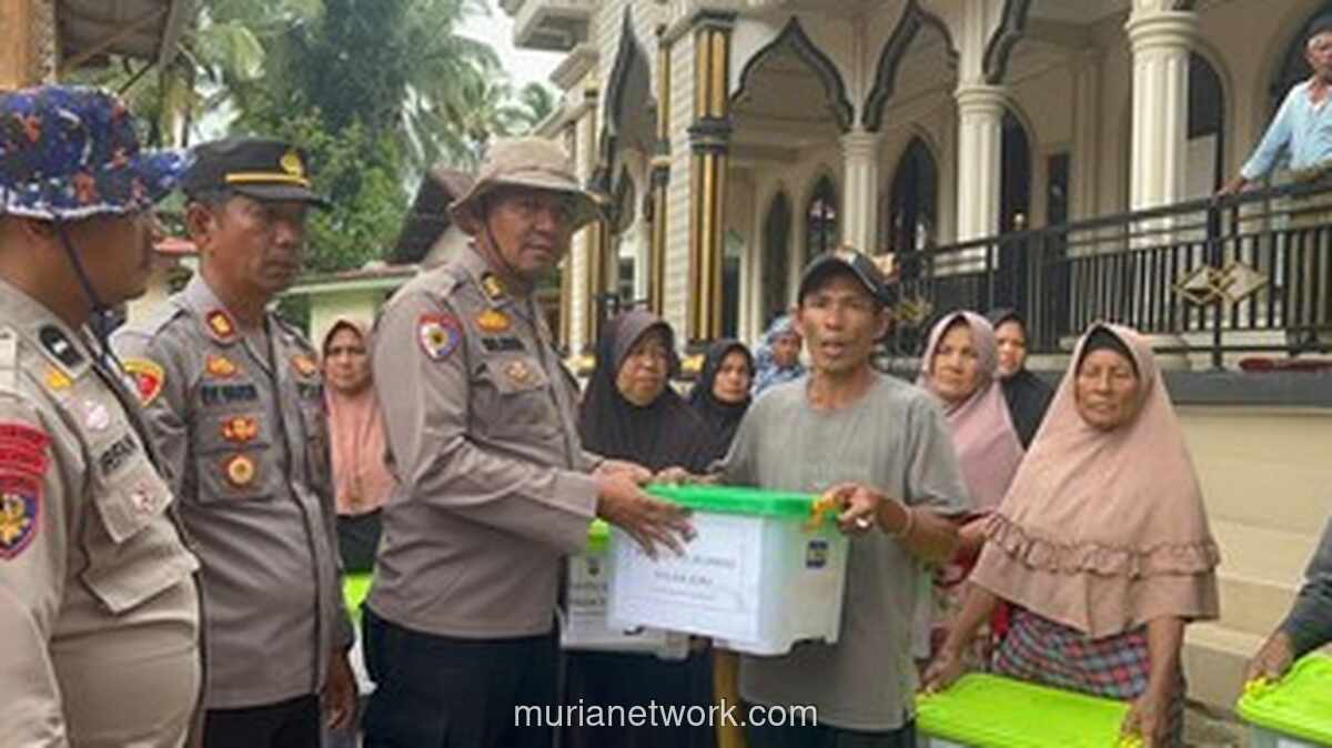 Polres Pelalawan Bagi 50 Paket Sembako ke Korban Banjir di Nagari Muaro Pingai