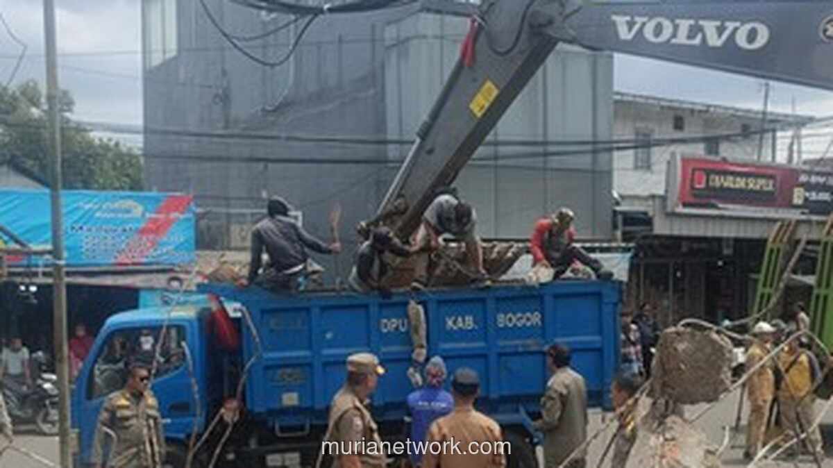 Satpol PP Bogor Amankan Persimpangan IPB Dramaga dari PKL Pemicu Macet