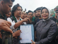 Setelah Empat Kali Demo, Bupati Mempawah Akhirnya Teken Tuntutan Massa
