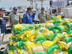 Batalyon Dhira Brata Kirim 32 Ton Beras ke Aceh Tamiang Lewat Kapal
