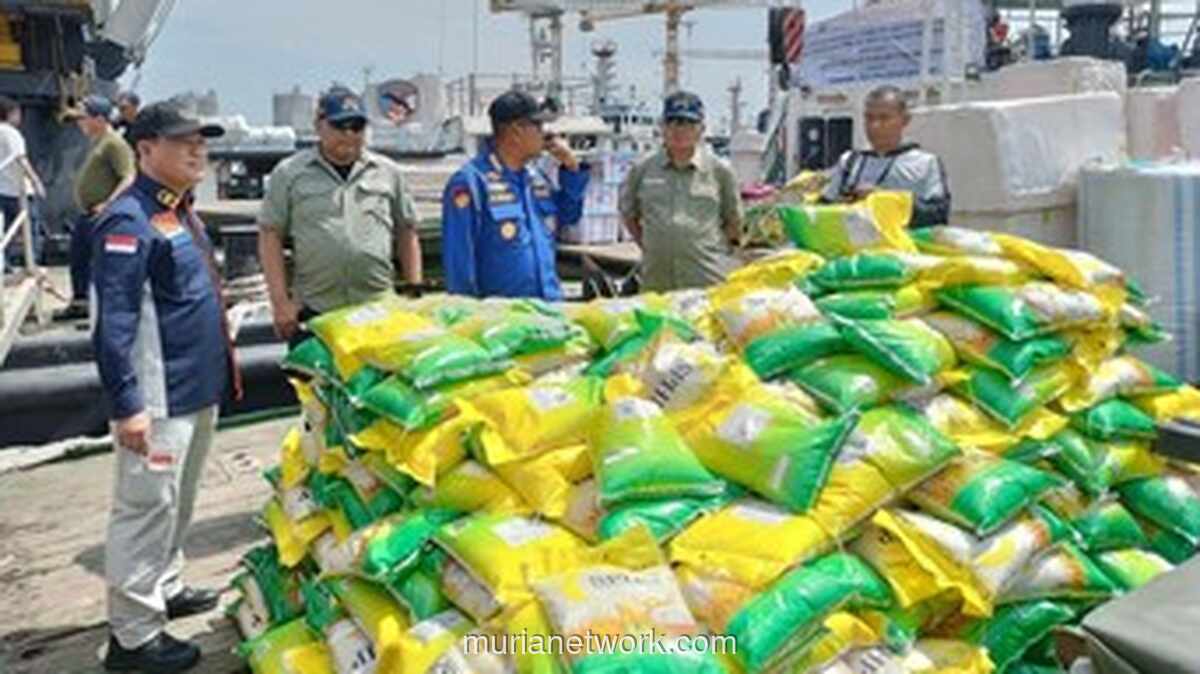 Batalyon Dhira Brata Kirim 32 Ton Beras ke Aceh Tamiang Lewat Kapal