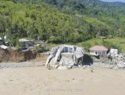 Jembatan Runtuh, Warga Gunong Kong Terkurung Sepekan Pasca-Banjir