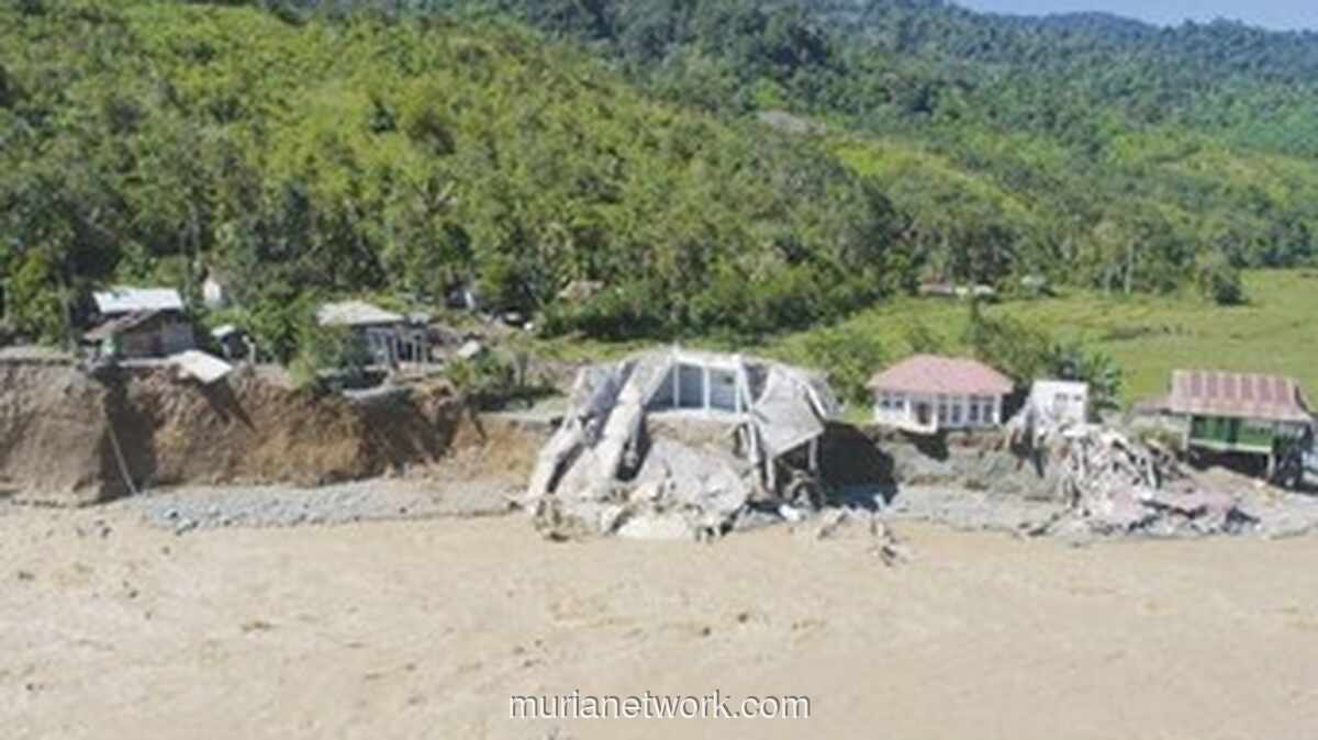 Jembatan Runtuh, Warga Gunong Kong Terkurung Sepekan Pasca-Banjir