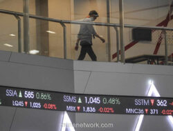 IHSG Melonjak 66 Poin, Rupiah Justru Tergerus Dolar