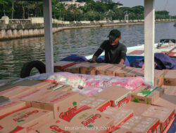 Gubernur DKI Tinjau Pengiriman 15 Ton Sembako ke Kepulauan Seribu Jelang Natal