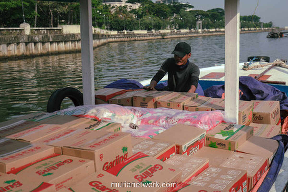 Gubernur DKI Tinjau Pengiriman 15 Ton Sembako ke Kepulauan Seribu Jelang Natal