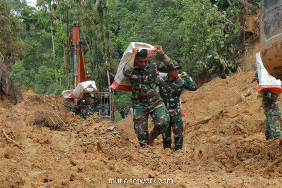 Di Balik Banjir Sumatera: Kisah Prajurit Jadi Operator SPBU hingga Starlink di Hutan Aceh