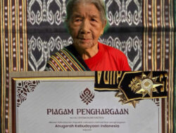 Di Usia Satu Abad, Nenek Yohana dari Sekadau Terima Anugerah Pelestari Tenun Kebat