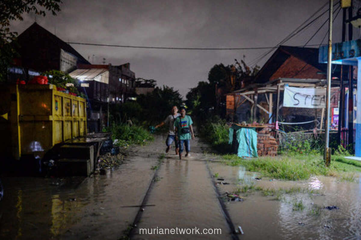 Cilegon Tenggelam: Banjir Setinggi Rel Kereta Lumpuhkan Permukiman