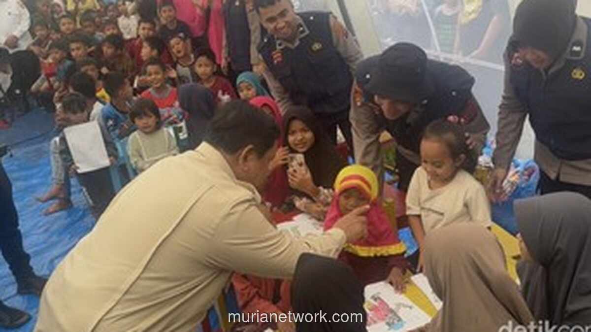 Prabowo Sambangi Tenda Belajar di Tengah Reruntuhan Agam