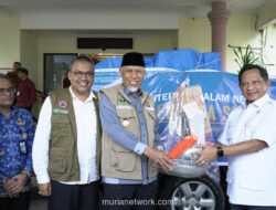 Tito Serahkan Bantuan Langsung untuk Korban Bencana Sumbar di Bandara Minangkabau