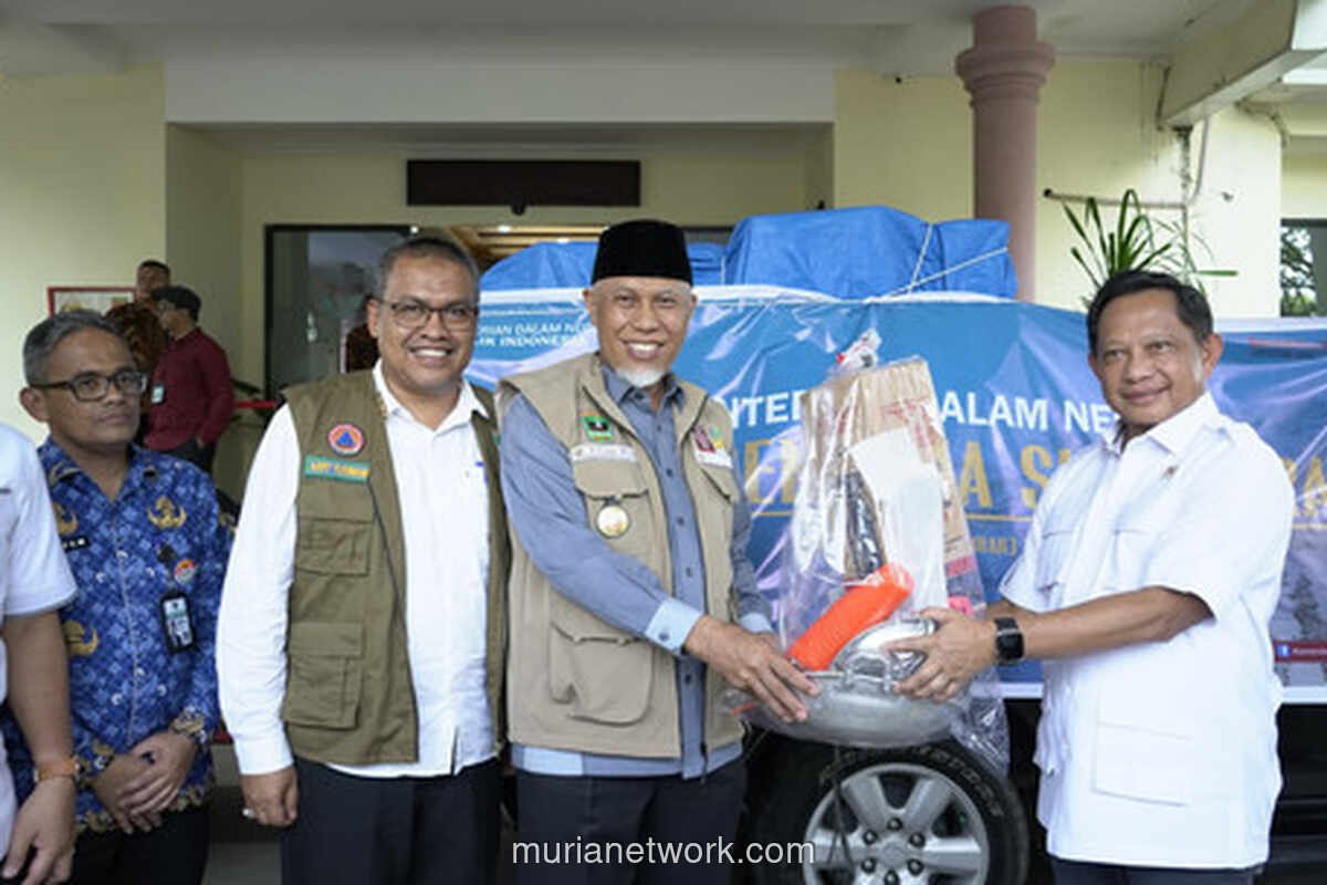 Tito Serahkan Bantuan Langsung untuk Korban Bencana Sumbar di Bandara Minangkabau