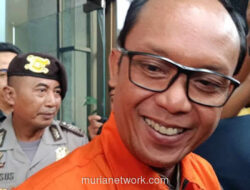 Bupati Tersangka KPK Puji Cantik Wartawan Saat Digiring ke Mobil Tahanan