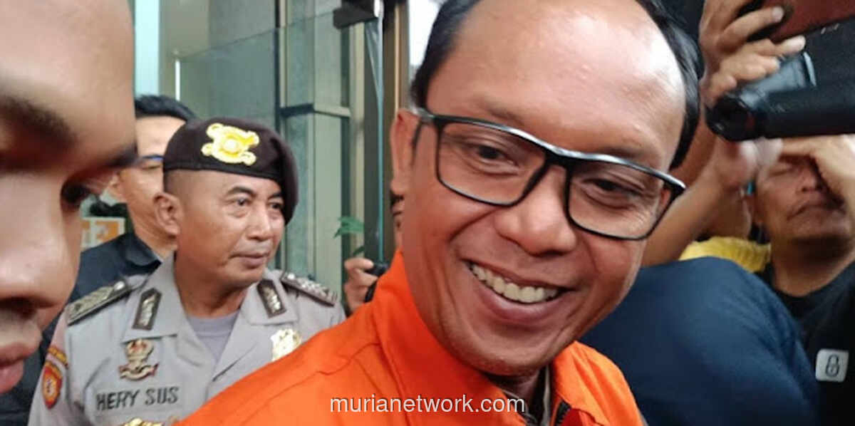 Bupati Tersangka KPK Puji Cantik Wartawan Saat Digiring ke Mobil Tahanan