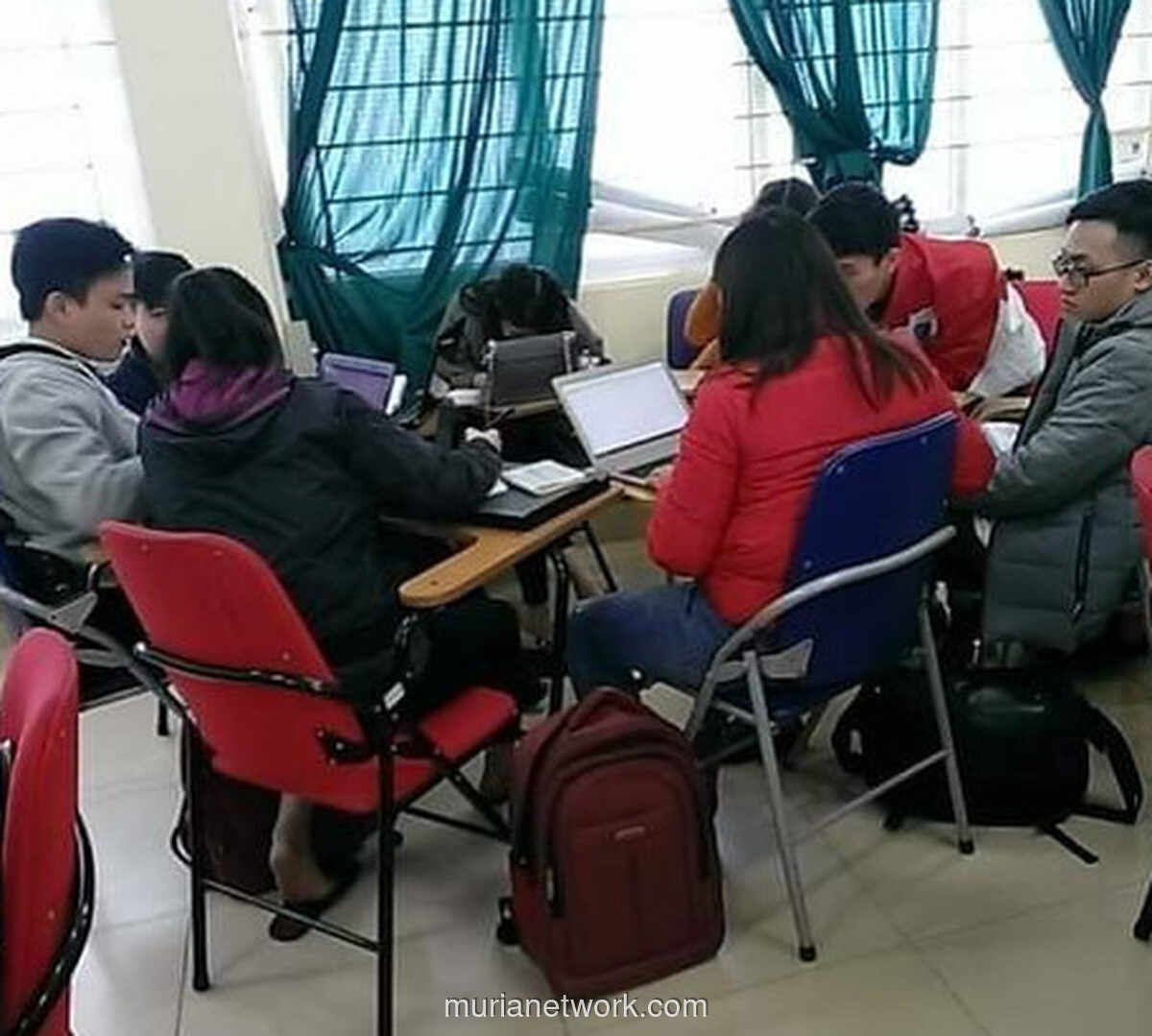 Dosen di Persimpangan: Saat Dunia Nyata Kian Samar di Balik Layar