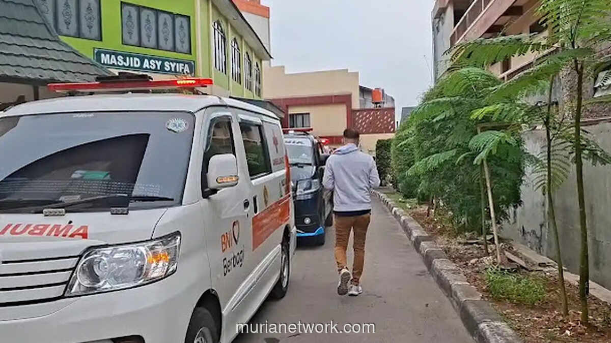 Deretan Ambulans di RS Polri Kramat Jati: 22 Korban Meninggal, Termasuk Ibu Hamil, dalam Kebakaran Gedung Terra Drone