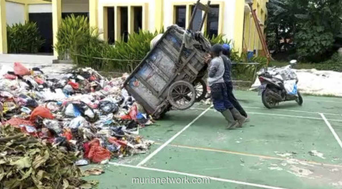 Protes Sampah Menggunung di Halaman Kelurahan Kebalen