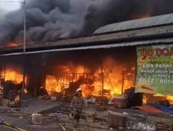 Kebakaran Dahsyat Landa Pasar Induk Kramat Jati, 80 Personil Dikerahkan
