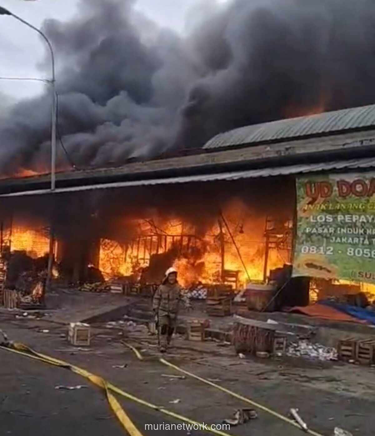 Kebakaran Dahsyat Landa Pasar Induk Kramat Jati, 80 Personil Dikerahkan