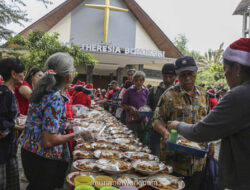 Semarak Kupluk Natal dan Sinterklas Warnai Pembagian Ratusan Piring Kasih di Bongsari