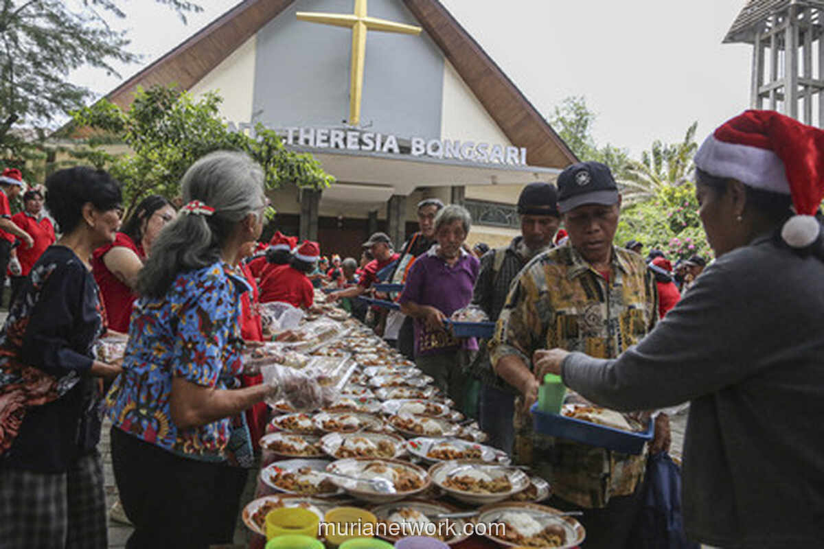 Semarak Kupluk Natal dan Sinterklas Warnai Pembagian Ratusan Piring Kasih di Bongsari