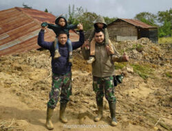 Dua Prajurit Gendong Balita Kembar Keluar dari Desa yang Porak-Poranda