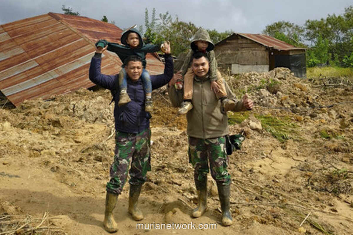 Dua Prajurit Gendong Balita Kembar Keluar dari Desa yang Porak-Poranda