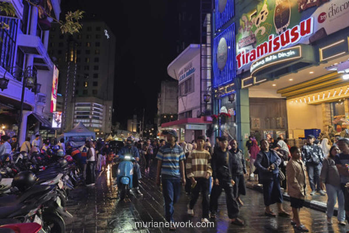 Malam Pergantian Tahun di Braga: Ramai Pengunjung, Sepi Kembang Api