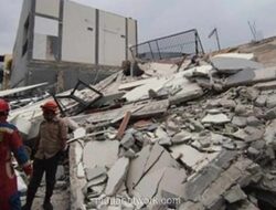 Parkir Dua Lantai Ambruk di Koja, Lima Kendaraan Tertimbun Reruntuhan