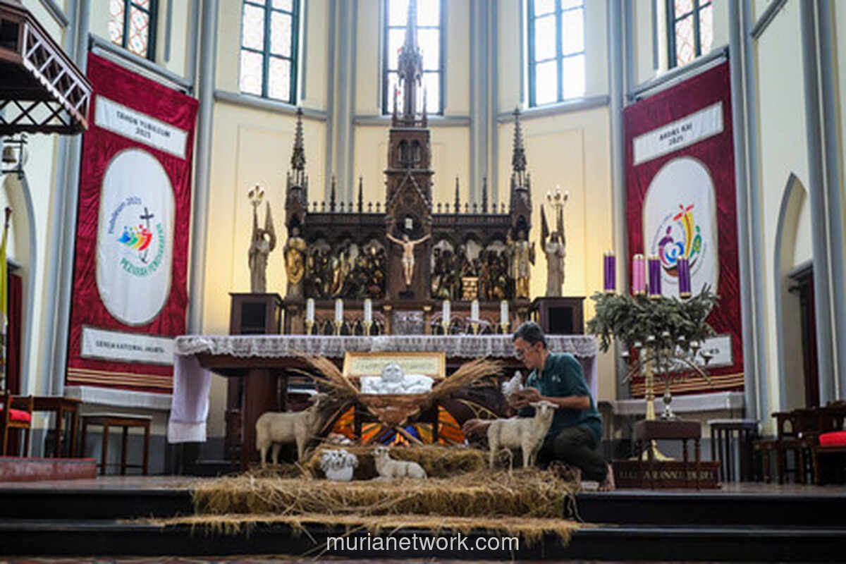 Polisi Sterilisasi Gereja Katedral Jakarta Jelang Perayaan Natal