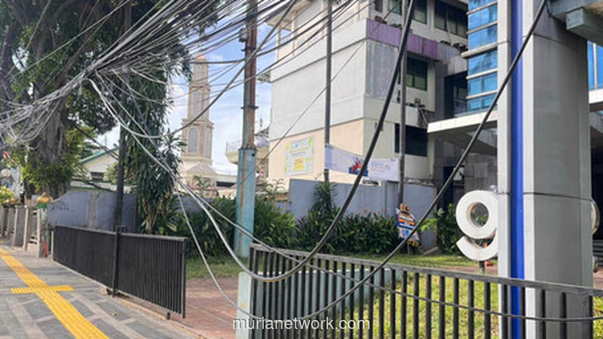 Kabel Bergelantungan di Trotoar Saharjo, Ancaman Nyata bagi Pejalan Kaki