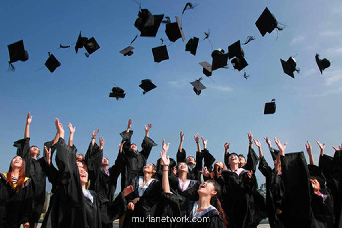 Gelar Berguguran, Janji Pendidikan Tinggi Retak di Ujung Karier