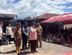 Prabowo Duduk Lesehan Dengarkan Duka Korban Banjir Aceh