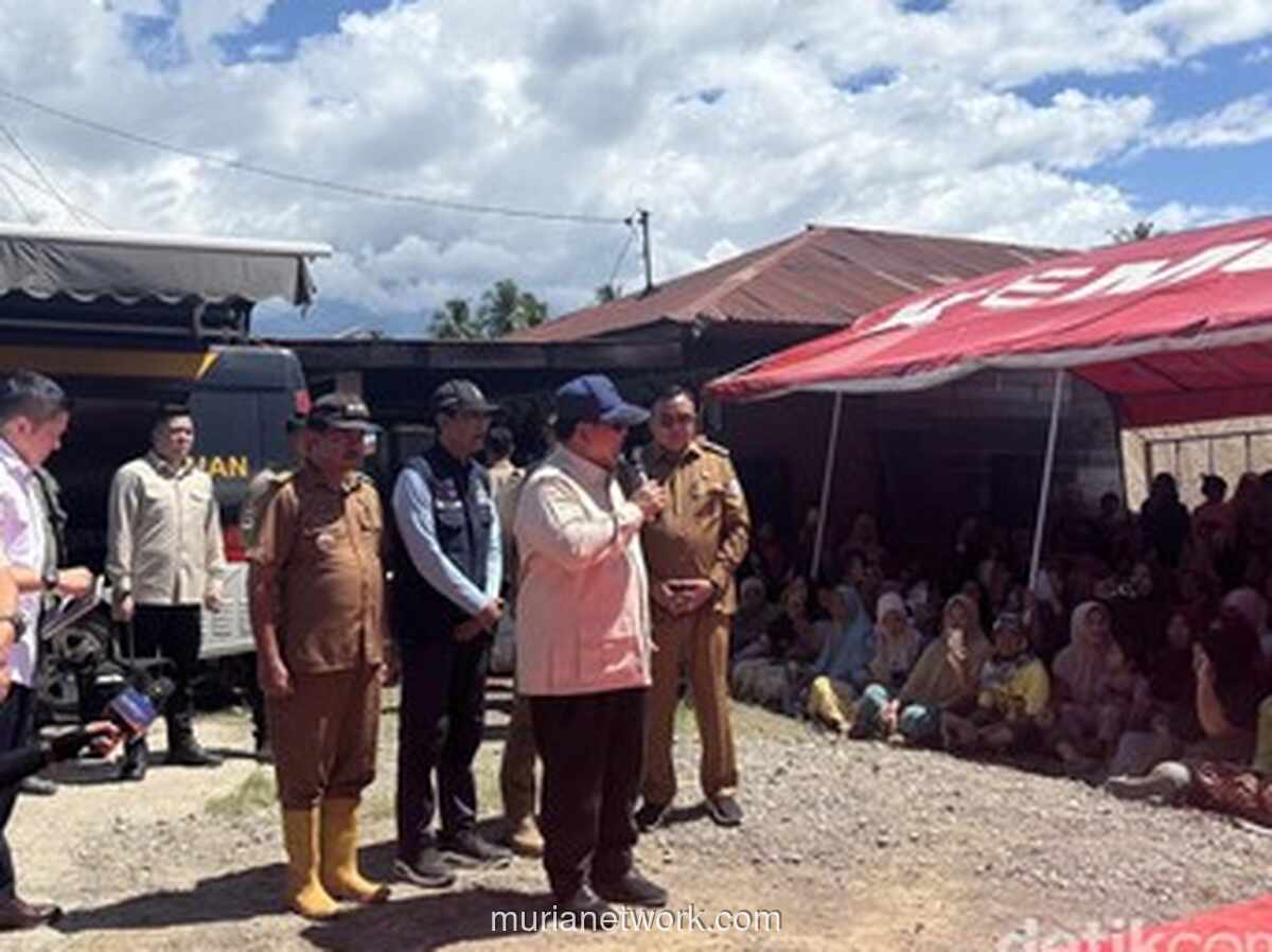 Prabowo Duduk Lesehan Dengarkan Duka Korban Banjir Aceh