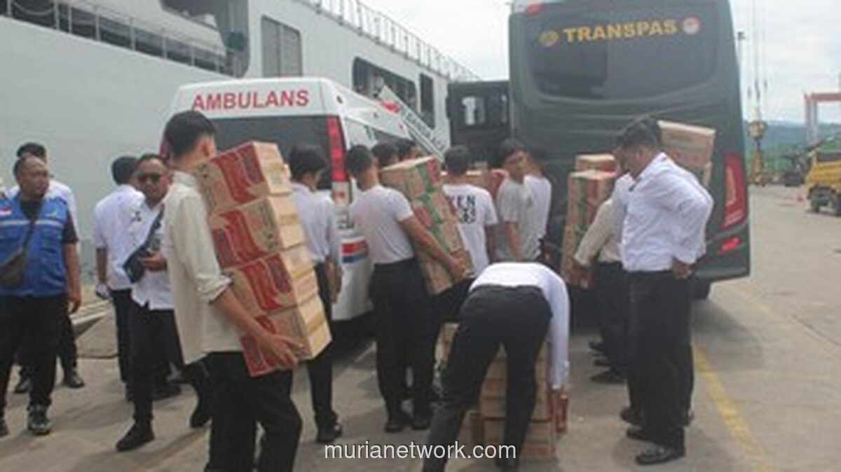 KRI Banda Aceh Sandar di Teluk Bayur Bawa 30 Ton Bantuan untuk Korban Bencana Sumbar