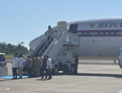 Prabowo Tinjau Langsung Dampak Banjir di Pengungsian Sumatera Barat