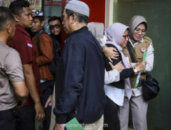 Keluarga Korban Kebakaran Terra Drone Berpeluk Haru di Rumah Sakit Polri