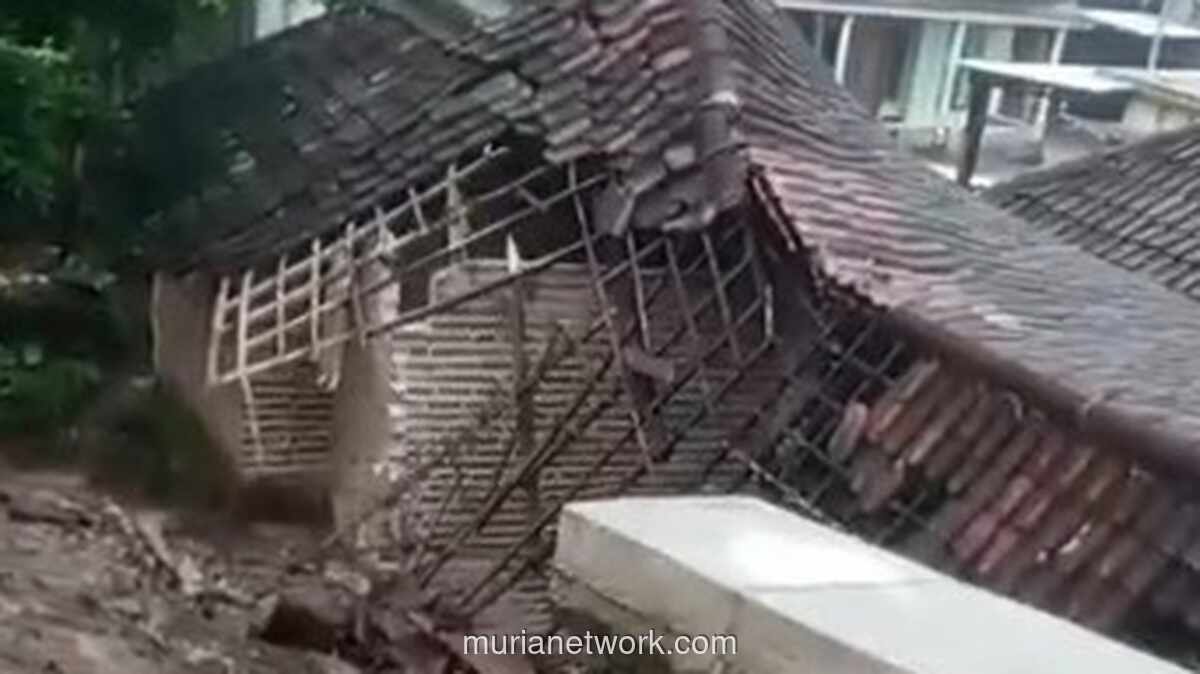 Tembok Penahan Ambles, Rumah Warga Trawas Rata dengan Tanah